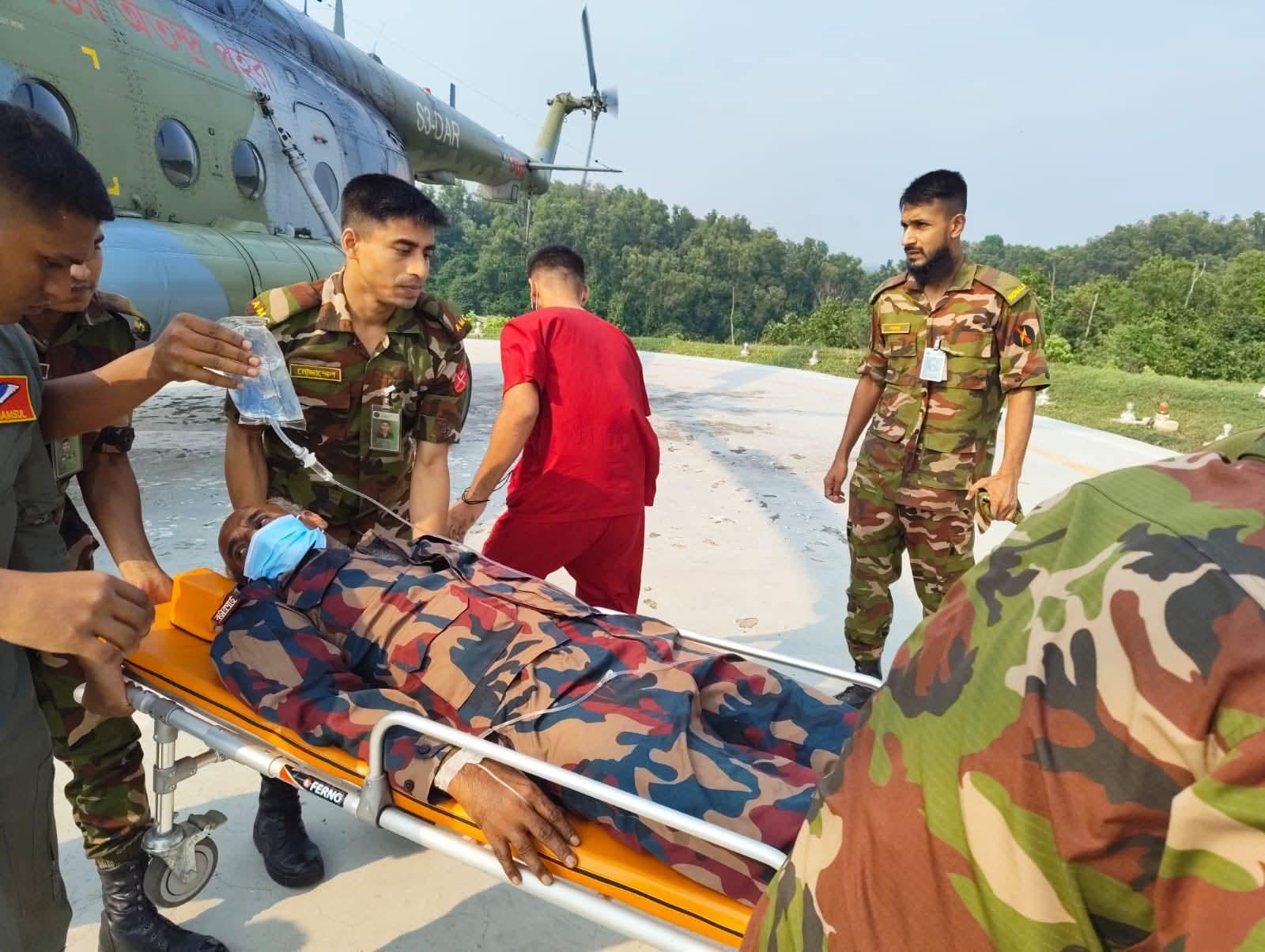 বাঘাইছড়িতে দুর্গম চিম্বুলুই সীমান্তে দায়িত্ব পালনকালে হঠাৎ অসুস্থ সদস্যকে হেলিকপ্টারযোগে চট্টগ্রাম সিএমএইচে আনলো বিজিবি