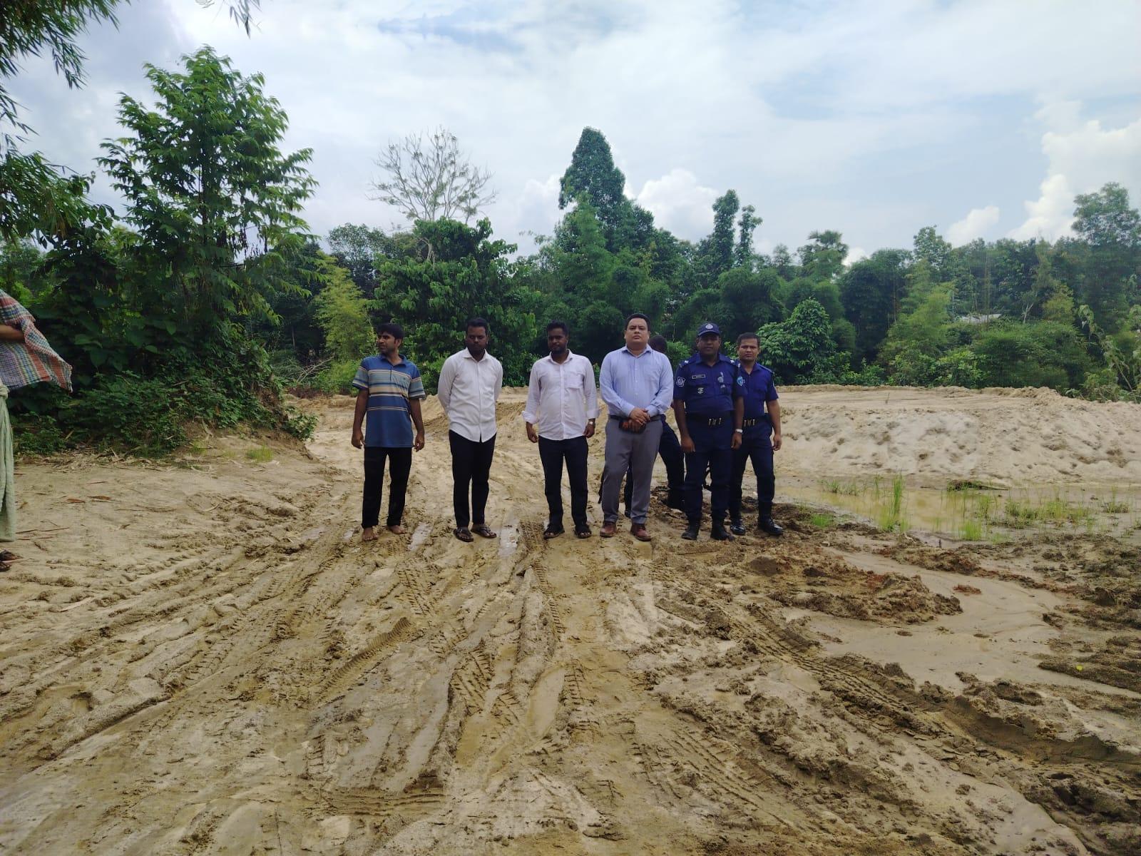 লোহাগাড়ায় অবৈধ বালু উত্তোলন বিরোধী অভিযান: বিপুল পরিমাণ বালু ও সরঞ্জাম জব্দ