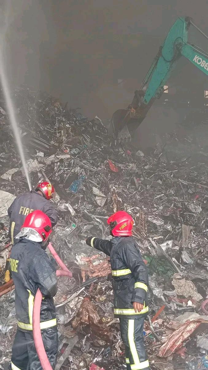 শিল্প ও অগ্নিনির্বাপক আইন লঙ্ঘিত  সীতাকুন্ডে সিগারেট হতে স্ক্র্যাপে আগুন