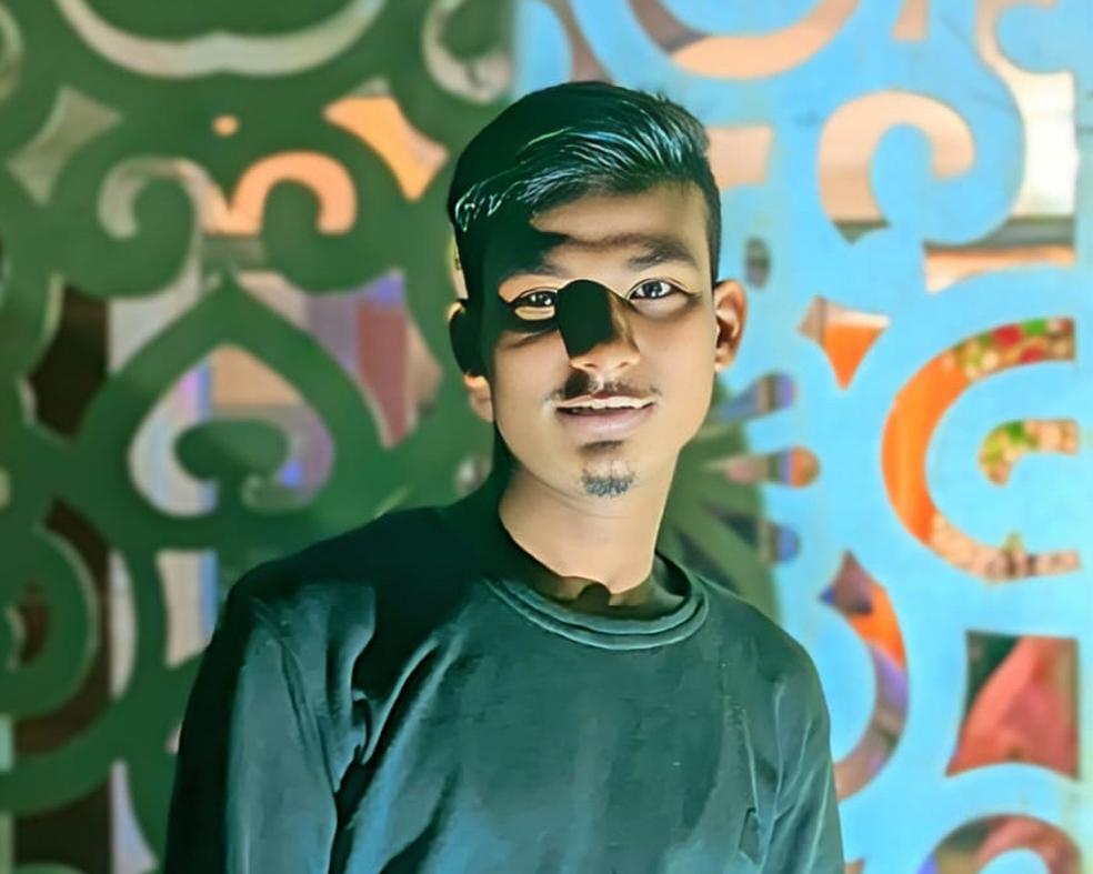 <h1>একা ঘরে ঝুলছিল যুবকের লাশ</h1>