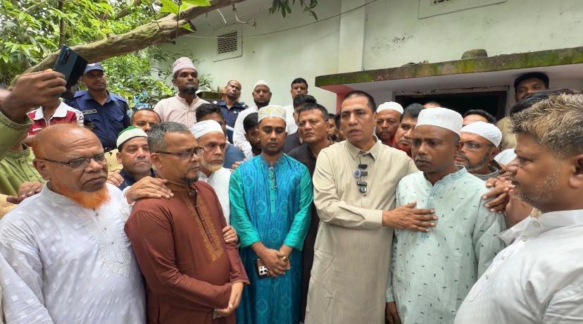 নিষ্পাপ শিশু জায়ান হত্যায় শোকস্তব্ধ পটিয়া: পরিবারকে সান্ত্বনা দিতে ছুটে গেলেন এমপি এনামুল হক