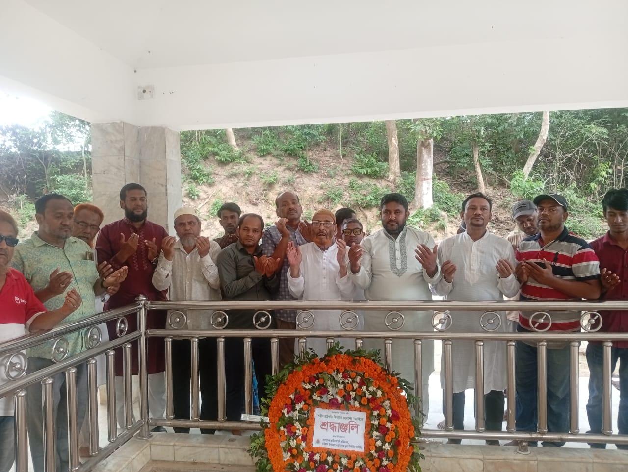 রাঙ্গুনিয়ায় শহীদ রাষ্ট্রপতি জিয়াউর রহমানের সমাধিতে রাউজান শ্রমিক দলের শ্রদ্ধা