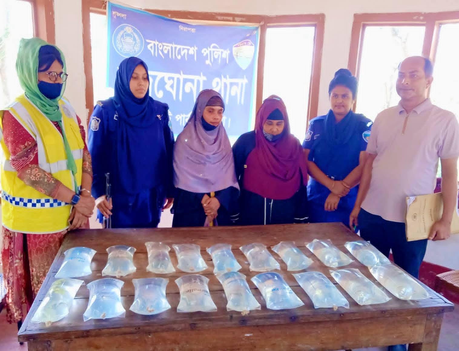 চন্দ্রঘোনা থানা পুলিশ এর অভিযানে  ১৮ লিটার চোলাই মদ সহ ২ জন নারী-মাদক পাচারকারী আটক