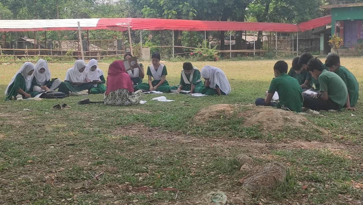 তীব্র তাপদাহ ও লোডশেডিংয়ে ব্যাহত পাঠদান, আলীকদমে গাছতলায় ক্লাস