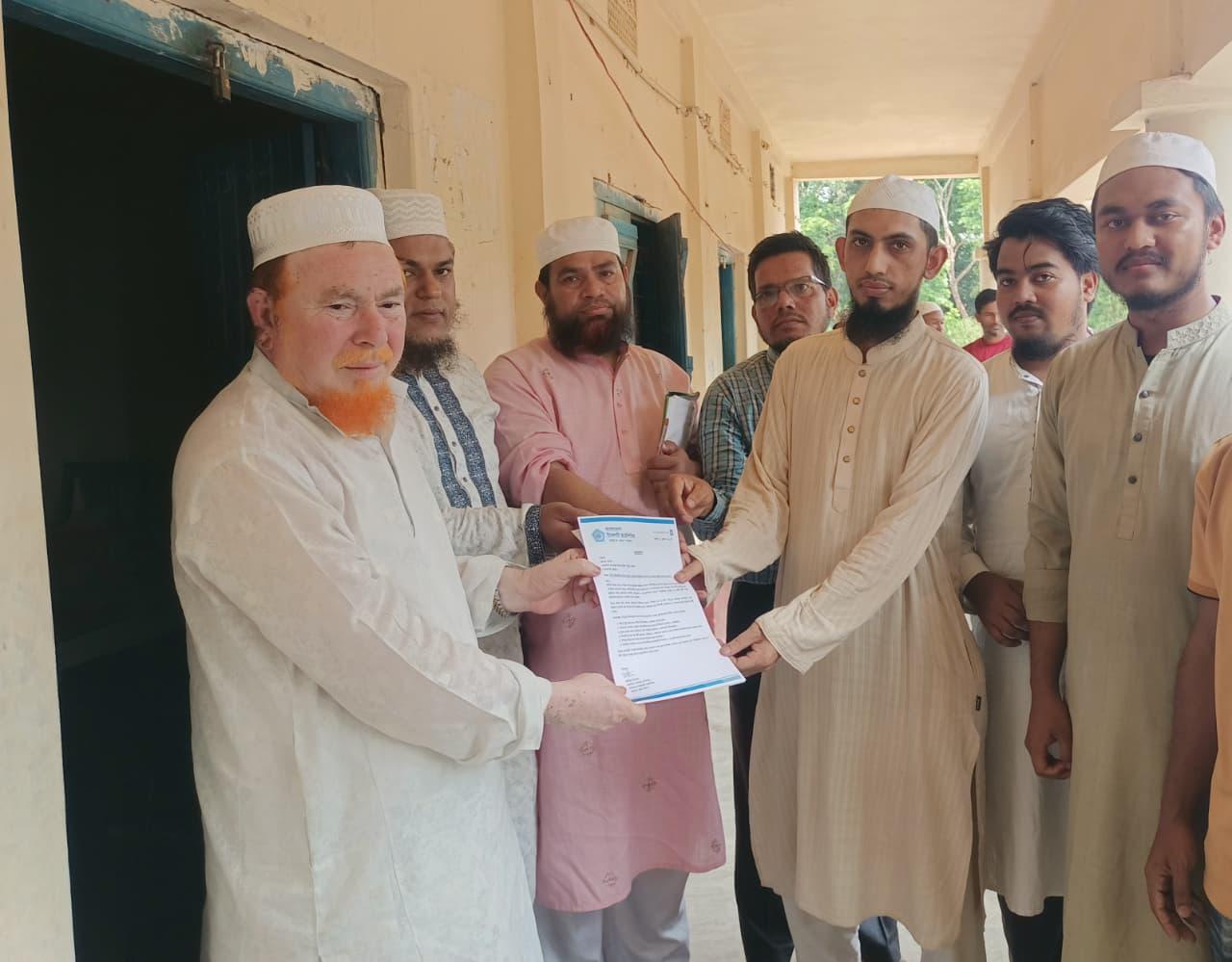 মাদ্রাসা শিক্ষার্থীদের টিকটক, অধ্যক্ষকে স্মারকলিপি দিল ছাত্রশিবির