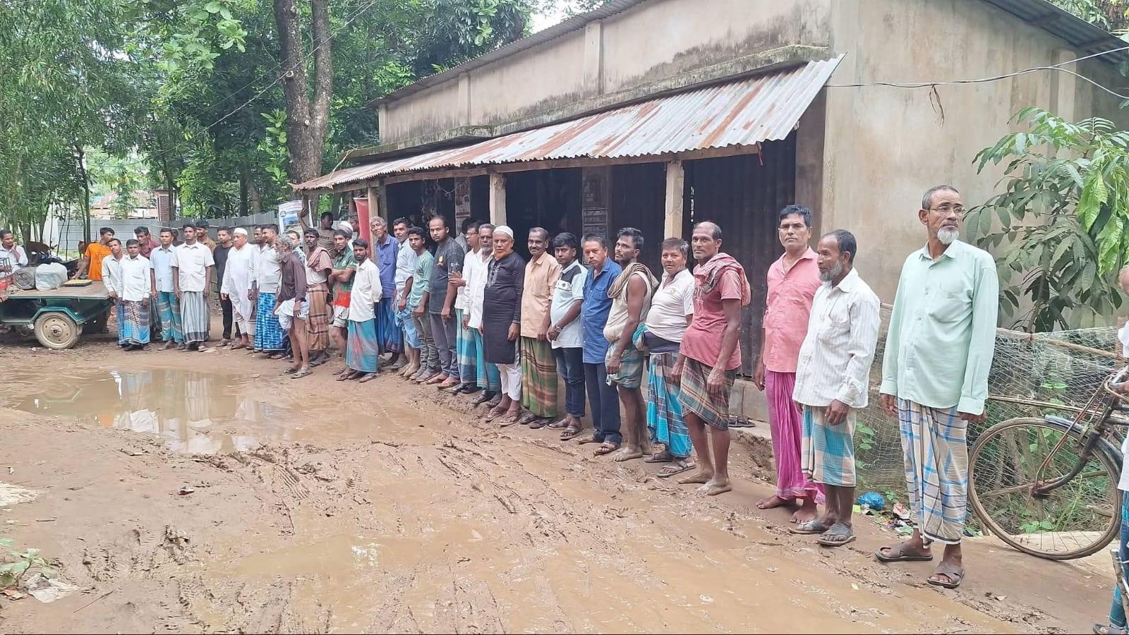 গর্তে ভরা রাউজান গাজীপাড়া সড়ক, দ্রুত সংস্কারের দাবিতে এলাকাবাসীর মানববন্ধন