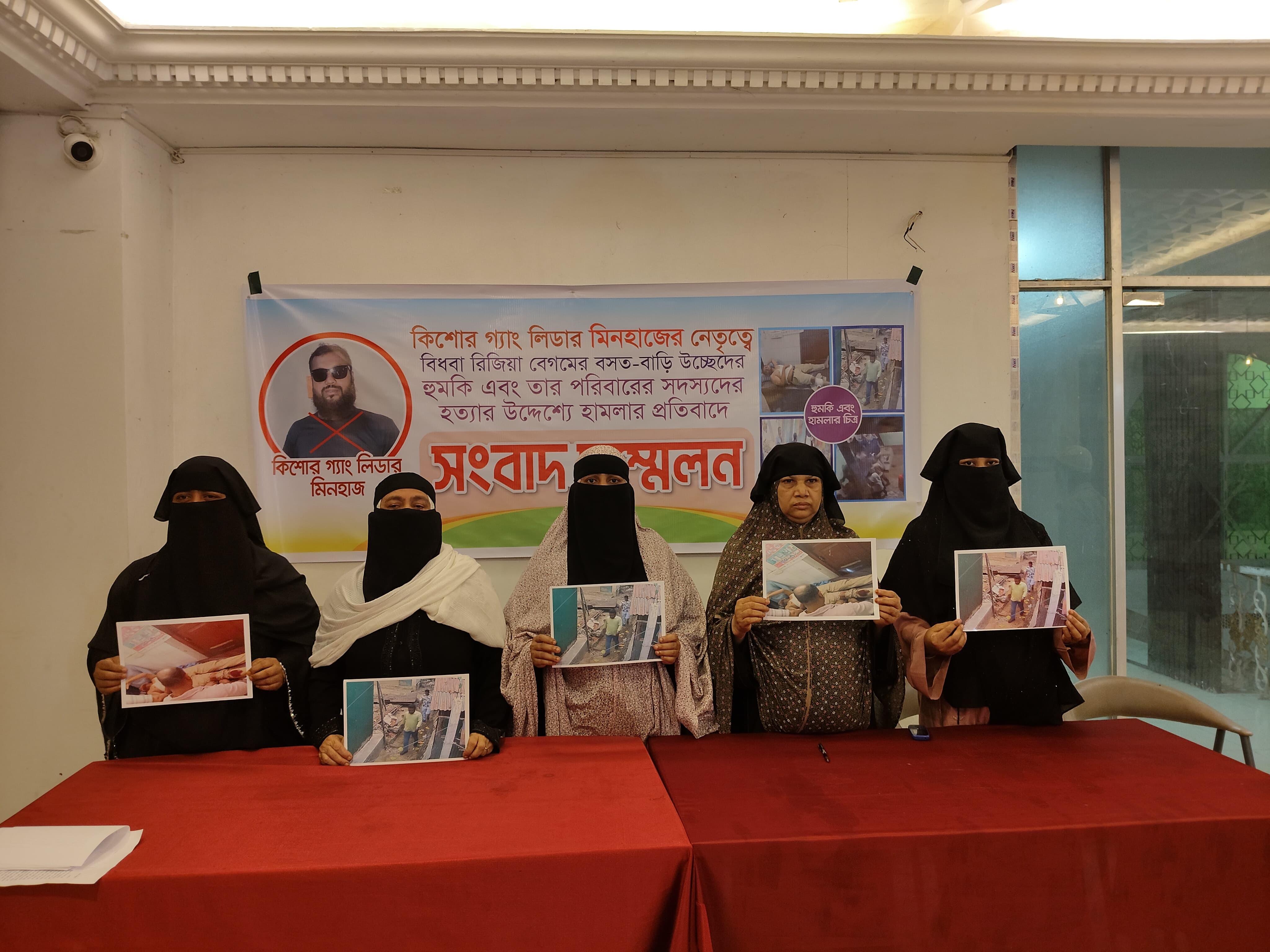 পুলিশের সামনেই ঘুষি, চিকিৎসা নিয়ে ফেরার পথে পুনরায় মারধর