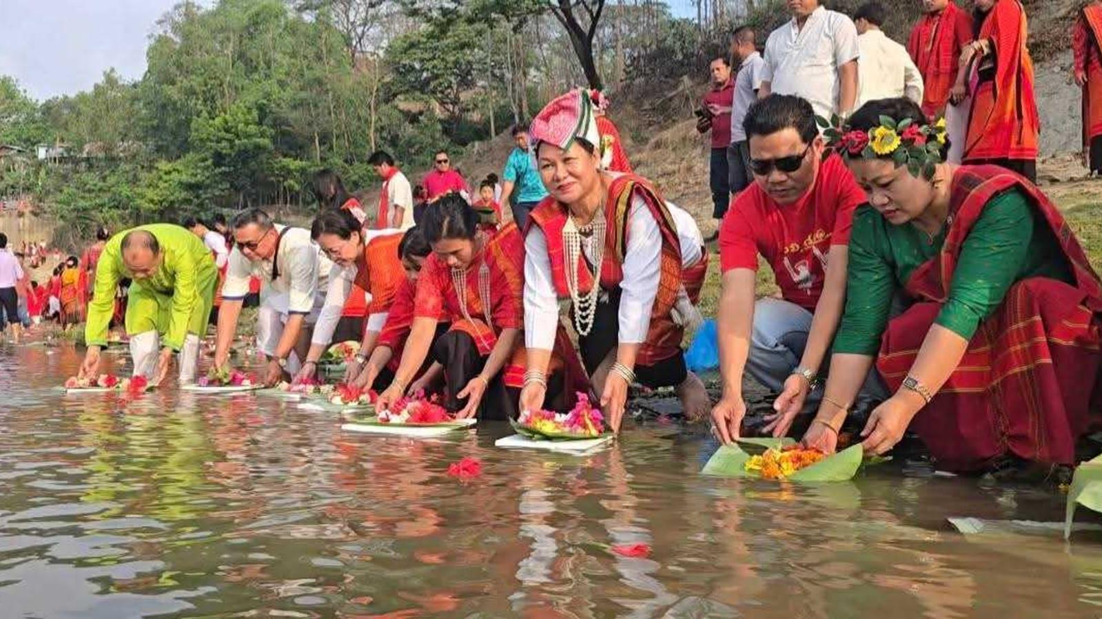 সাঙ্গু নদীতে ফুল নিবেদনে শুরু বিজু-বিষু: পার্বত্য জনপদে বইছে উৎসবের রঙিন আবহ
