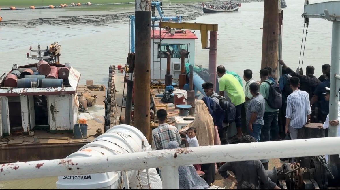 সন্দ্বীপ রুটে স্টিমারের ধাক্কায় ড্রেজারের পাইপ ক্ষতিগ্রস্ত, যাত্রীদের মধ্যে আতঙ্ক