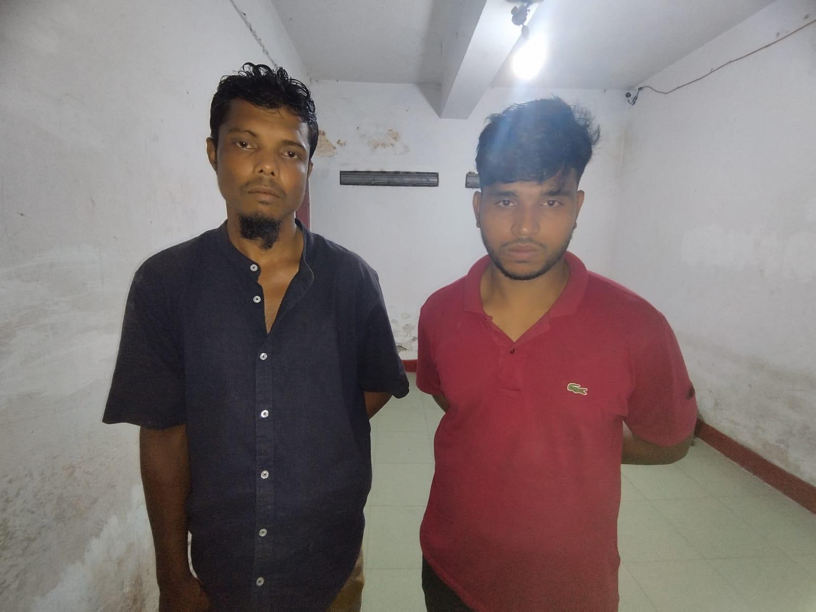 বোয়ালখালীতে বস্তাভর্তি মদসহ গ্রেপ্তার দুইজন