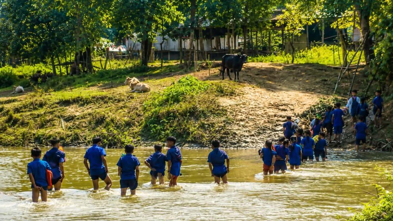 <h1>একটা ব্রিজের অভাবে দুর্ভোগ পোহাচ্ছে লামার ১২ গ্রামের মানুষ, ঝুঁকিতে শিক্ষার্থীরাও<br />
</h1>