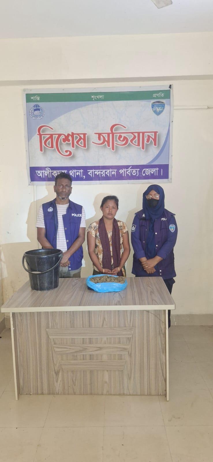 আলীকদমে পুলিশের বিশেষ অভিযান: ৯০০ গ্রাম গাঁজাসহ নারী মাদক ব্যবসায়ী আটক