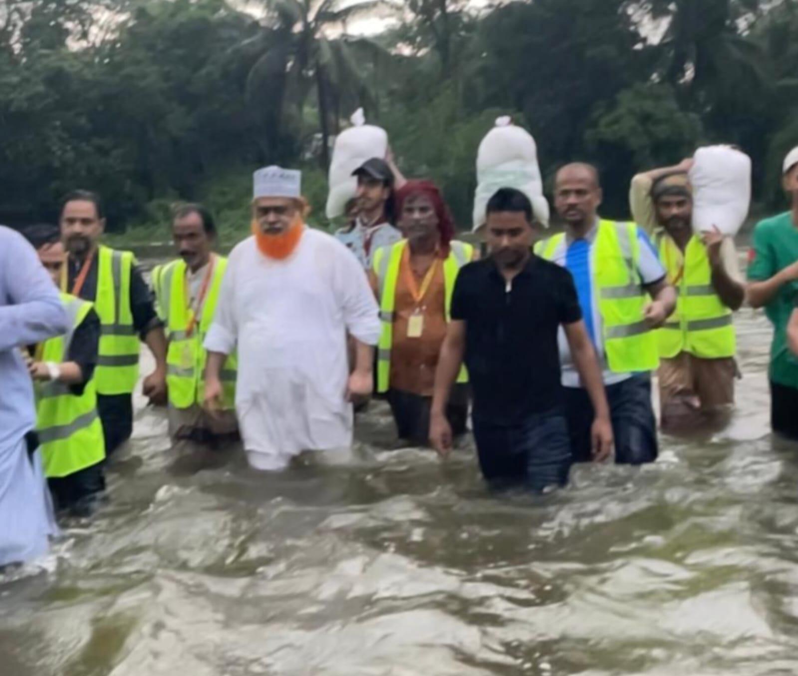 <h1>বোয়ালখালীতে বন্যায় ক্ষতিগ্রস্ত বিভিন্ন এলাকায় ত্রাণ বিতরণ করেছেন দরবারে গাউছে হাওলাপুরী দরবার</h1>