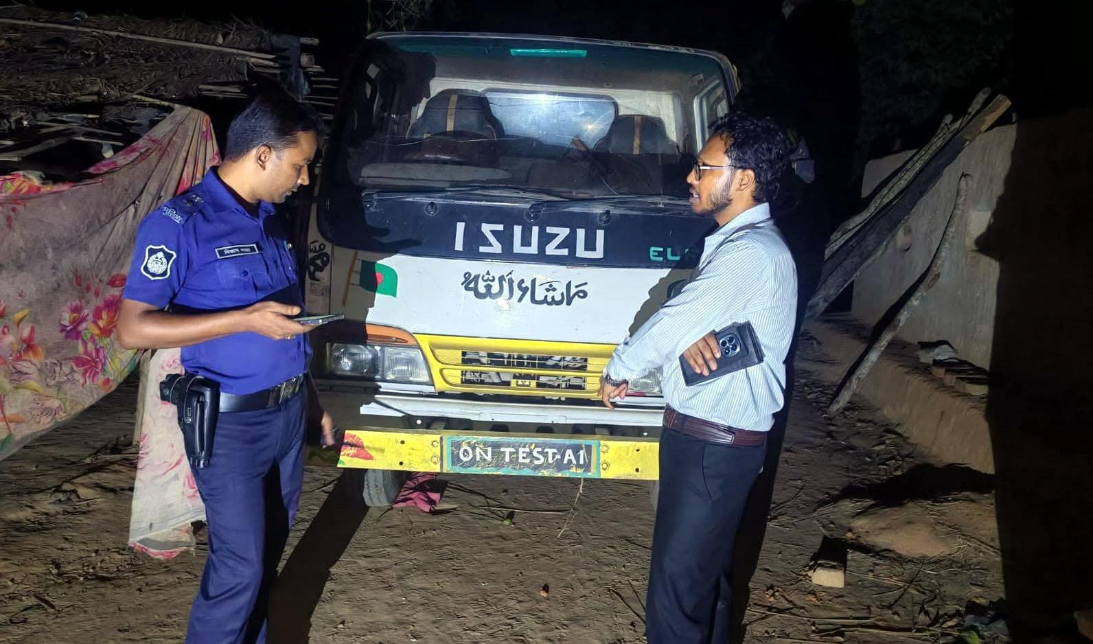 বাঁশখালীতে অবৈধ বালু উত্তোলনের বিরুদ্ধে রাতভর অভিযান বালুভর্তি ট্রাক জব্দ