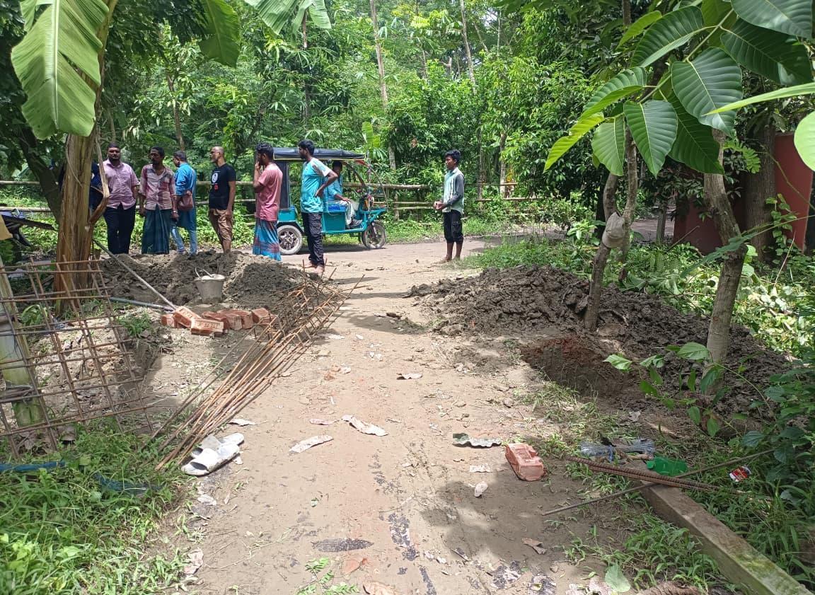<h1>মীরসরাইয়ে রাস্তা দখল করে সীমানা প্রাচীর নির্মাণের&nbsp; অভিযোগ&nbsp;</h1>