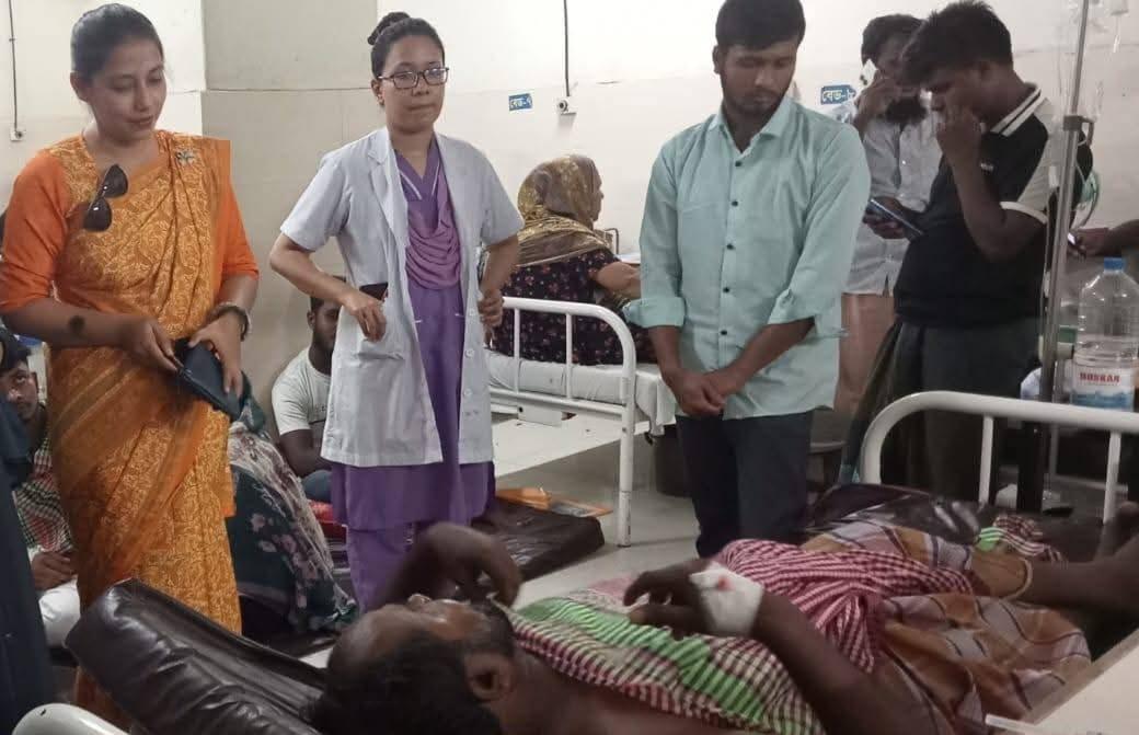 কর্ণফুলীর সড়ক দুর্ঘটনায় আহতদের  চিকিৎসা পর্যবেক্ষণে উপজেলা স্বাস্থ্য কর্মকর্তা