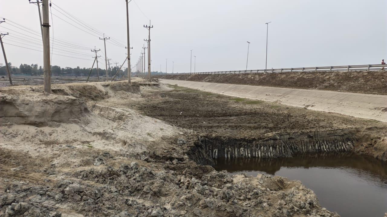 সড়কস্থ মাটি বিক্রি গর্তের ঝুঁকিতে আশি হাজার বসতি