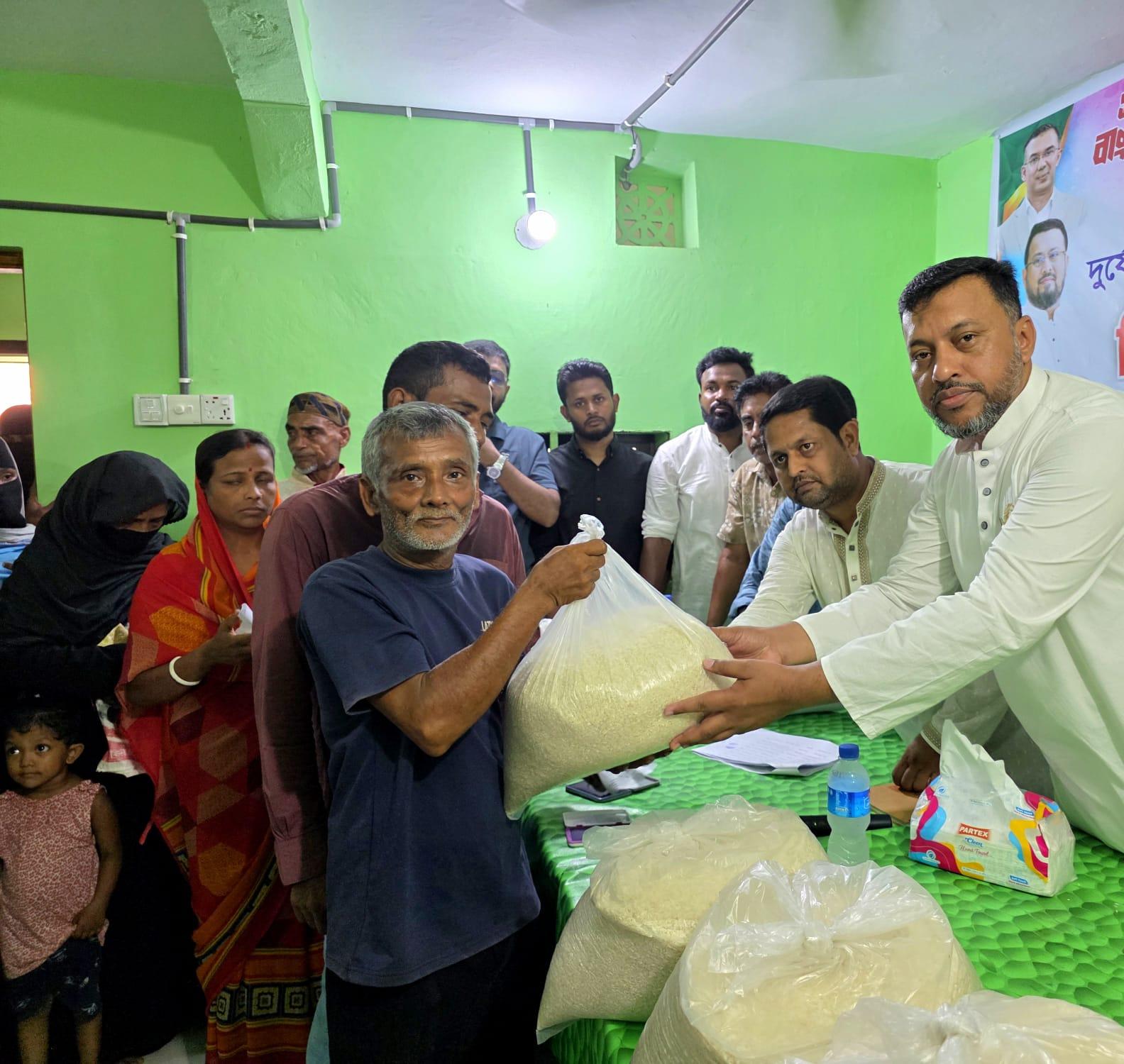 হাটহাজারীতে ঈদুল আযহা উপলক্ষে অসচ্ছল পরিবারের মাঝে ভিজিএফের চাল বিতরণ