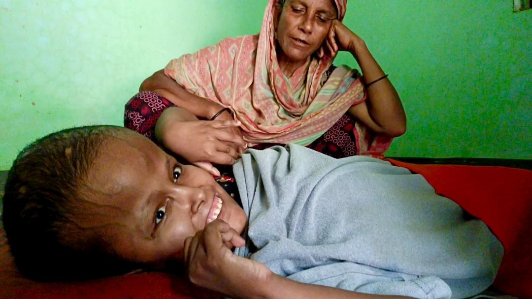 ২ যুগ ধরে শয্যাশায়ী আয়েশা সংগ্রামী মায়ের নীরব কান্না