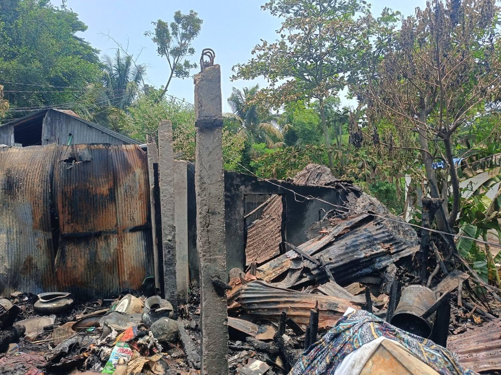 কর্ণফুলীতে বিদ্যুৎ শর্টসার্কিটে আগুন, নিঃস্ব তিন পরিবার