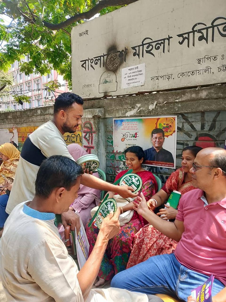 এসএসসি পরীক্ষার্থীদের অভিভাবকদের মাঝে “গ্রাম হার্ভেস্ট”-এর হাতপাখা বিতরণ