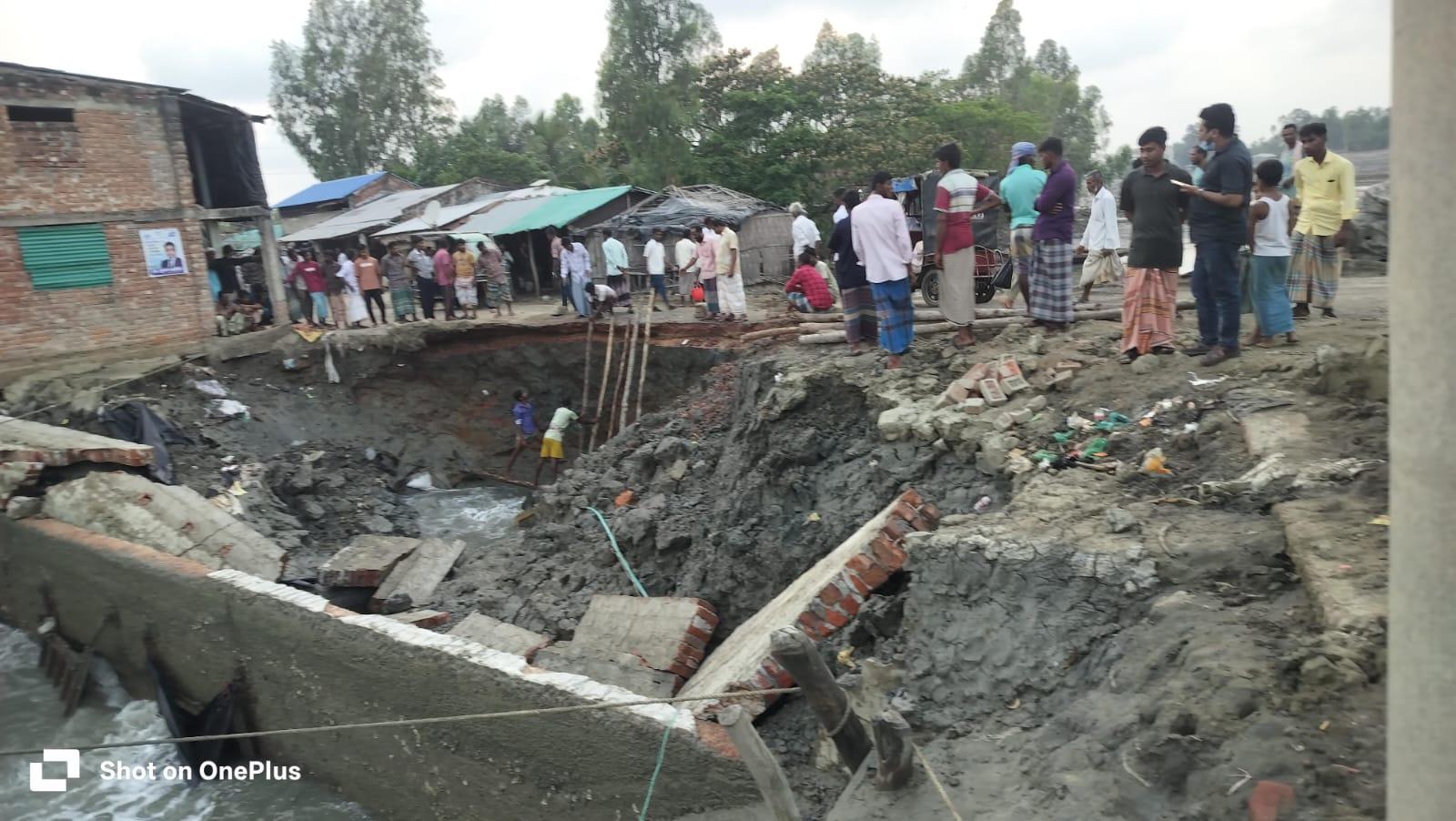 পেকুয়ায় জোয়ারের পানির ধাক্কায় বিধ্বস্ত স্লুইসগেট