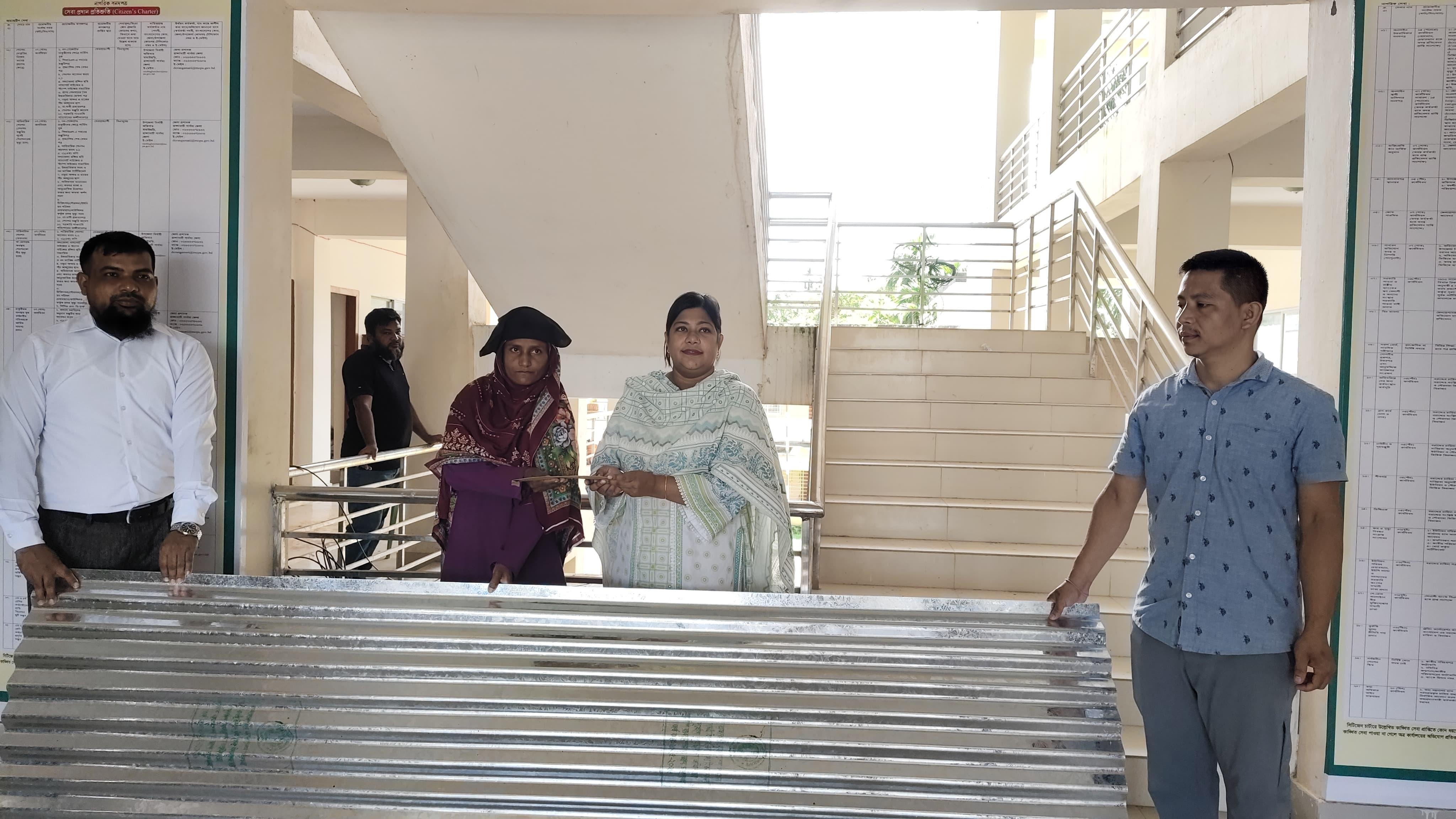 <h1>পাহাড় ধসে ক্ষতিগ্রস্ত মিনুয়ারা বেগমকে নগদ অর্থ ও ঢেউটিন দিলেন ইউএনও আমেনা মারজান<br />
</h1>