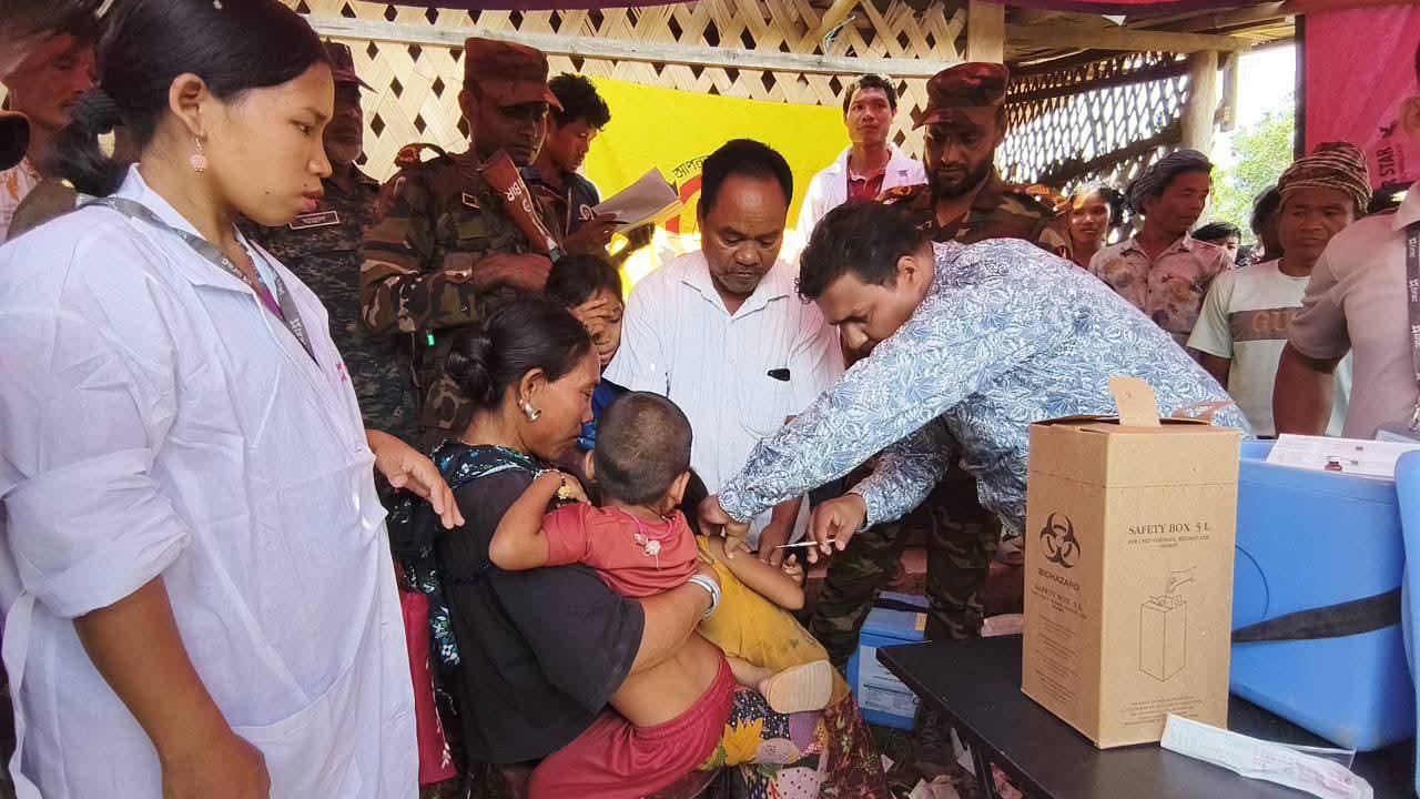 আলীকদমের দুর্গম এলাকায় পৌঁছেছে  হামের টিকা