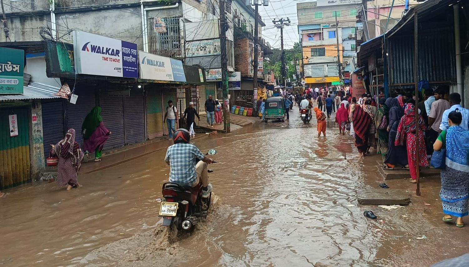 নিষ্কাশন ব্যবস্থা না রেখে সড়ক নির্মাণ