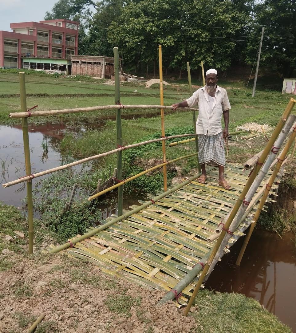 রাঙ্গুনিয়া রাজানগর বালুখালী সড়ক ভেঙে দুর্ভোগে হাজারো মানুষ, ভরসা এখন বাঁশের সাঁকো