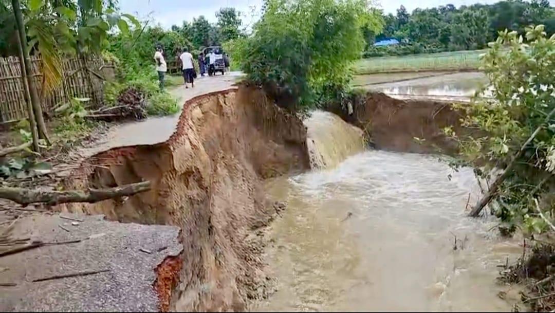 <h1>পাহাড়ি ঢলে বিলীন পানছড়ির নালকাটা-শুকনাছড়ি সড়ক</h1>