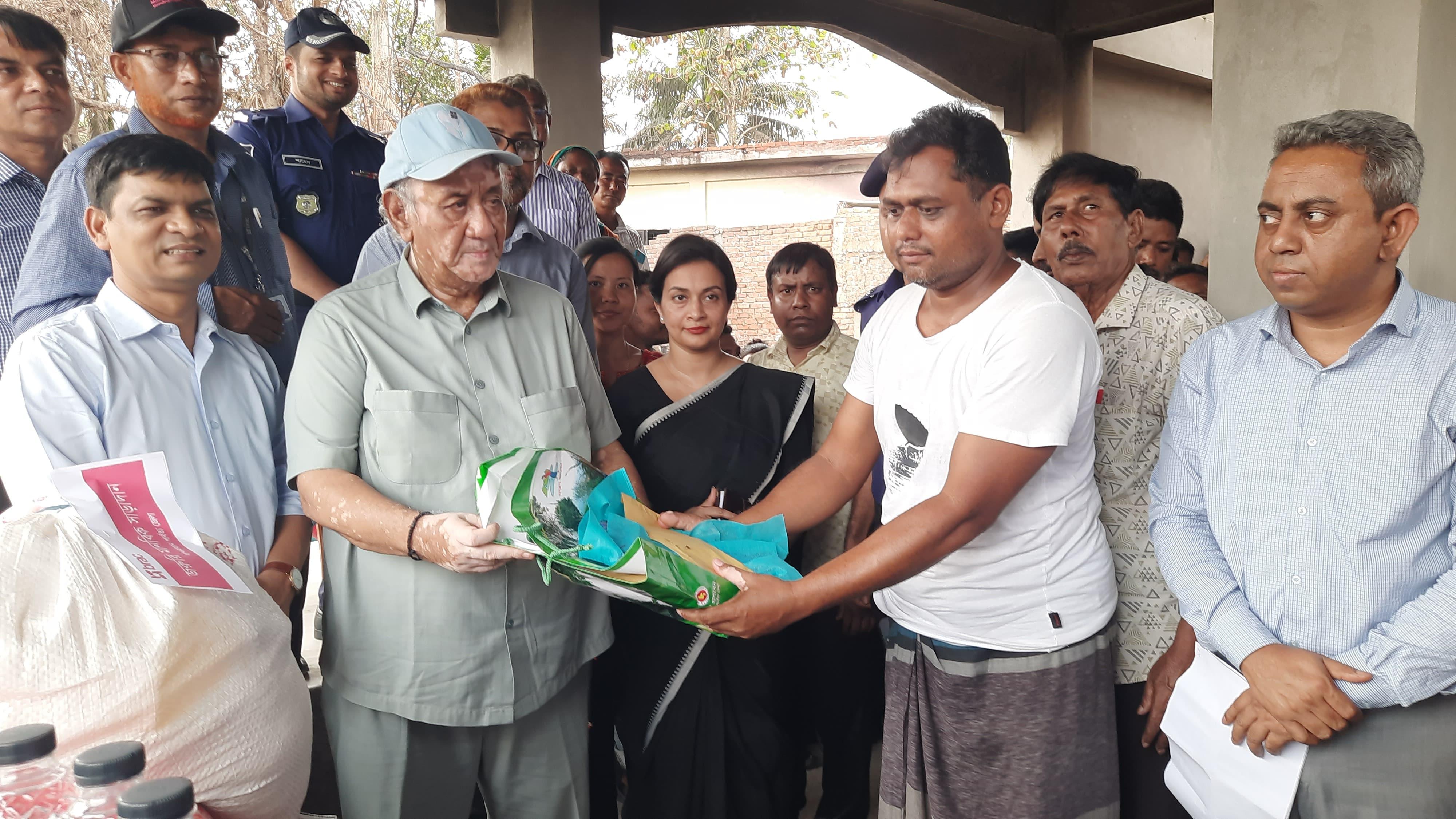 বান্দরবানে অগ্নিকান্ডে ক্ষতিগ্রস্থদের ত্রাণ সহায়তা
