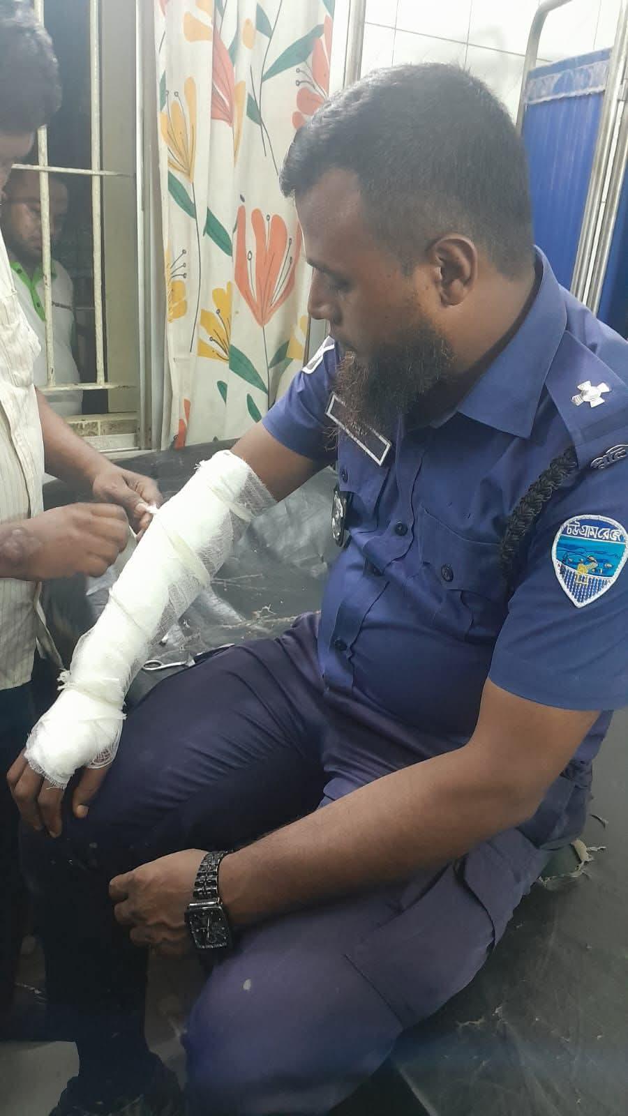 <h1>বোয়ালখালীতে পুলিশকে আহত করে<br />
হ্যান্ডকাফসহ পালালেন আসামি,অভিযানে ফের গ্রেপ্তার</h1>