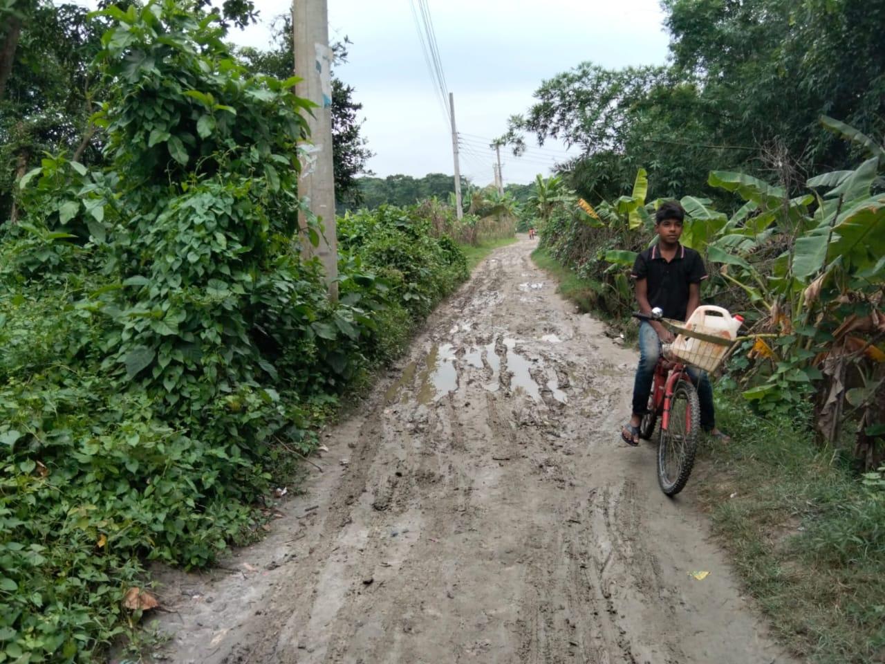 বাউরিয়া-দোজানগর সড়ক দ্রুত পাকাকরণের দাবি, কাদায় দুর্ভোগে শিক্ষার্থী ও কৃষক