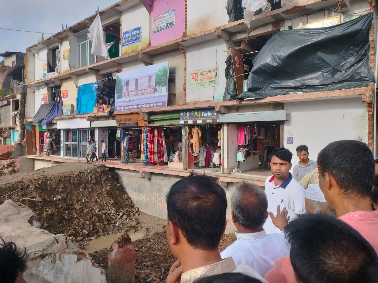 <h1>শপিং মলের সামনে পুকুরসাদৃশ্য গর্তে মৃত্যুঝুঁকি</h1>