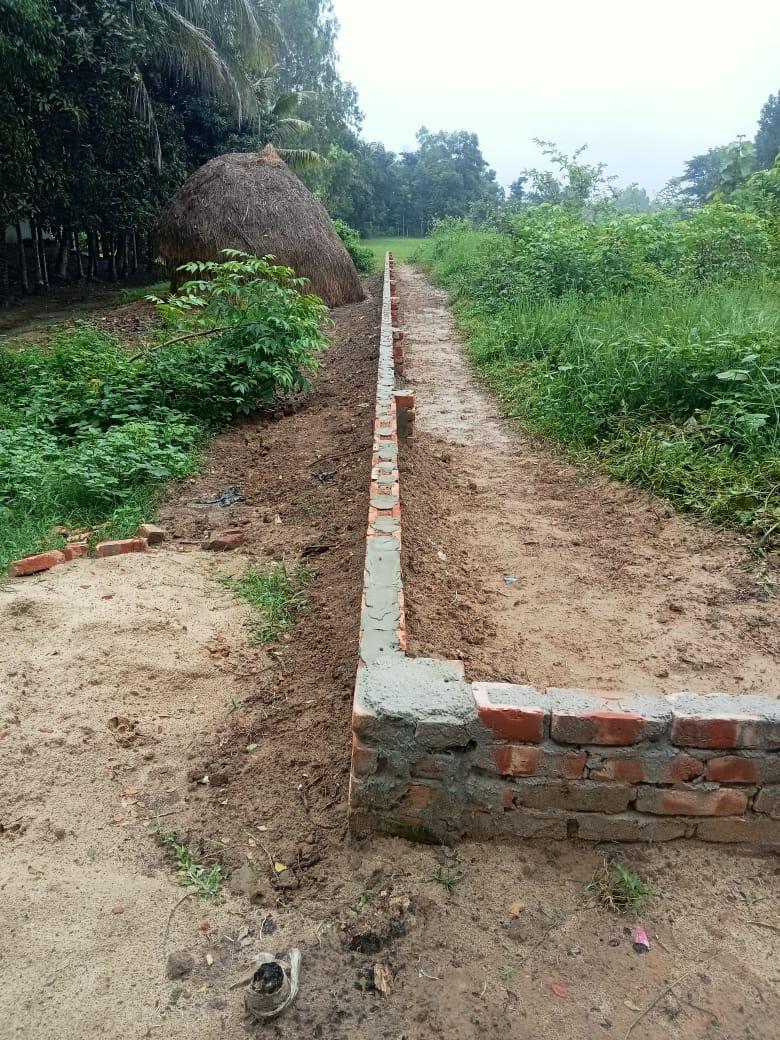 জেলা পরিষদের ১.৫ লাখ টাকার বরাদ্দ নিয়ে বিতর্ক, কবরস্থান বিভাজনের অভিযোগ