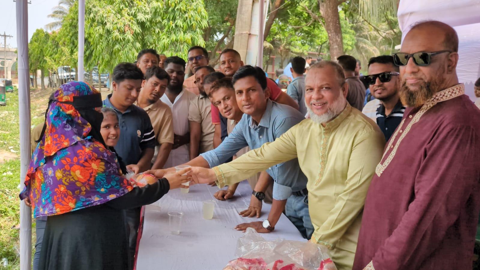 তীব্র গরমে এসএসসি পরীক্ষার্থী ও অভিভাবকদের পাশে হুমাম কাদের রাঙ্গুনিয়ায় যুবদলের উদ্যোগে পানি ও নাস্তা বিতরণ