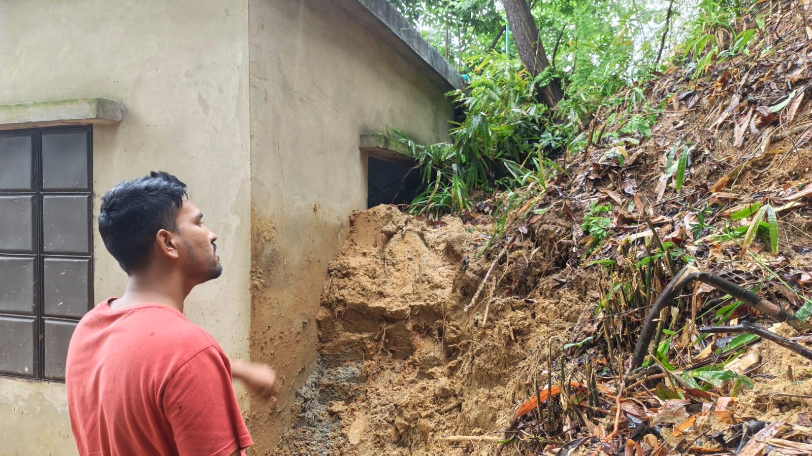 <h1>মহেশখালীর পাহাড়ের তান্ডবে বিট কার্যালয়; প্রাণে বাঁচল এফজি<br />
&lrm;</h1>
