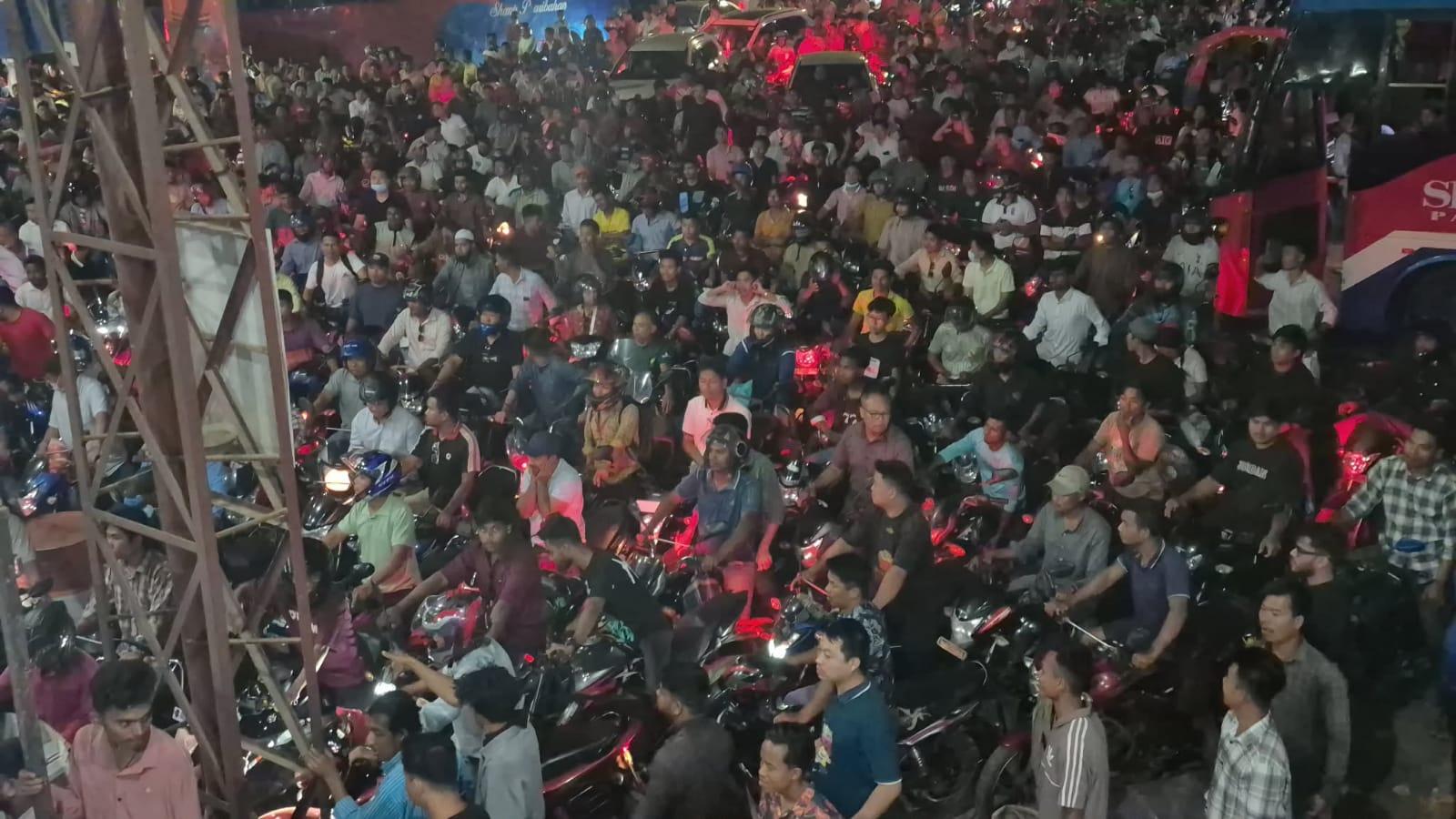 খাগড়াছড়িতে জ্বালানি সংকটে দীর্ঘ সারি