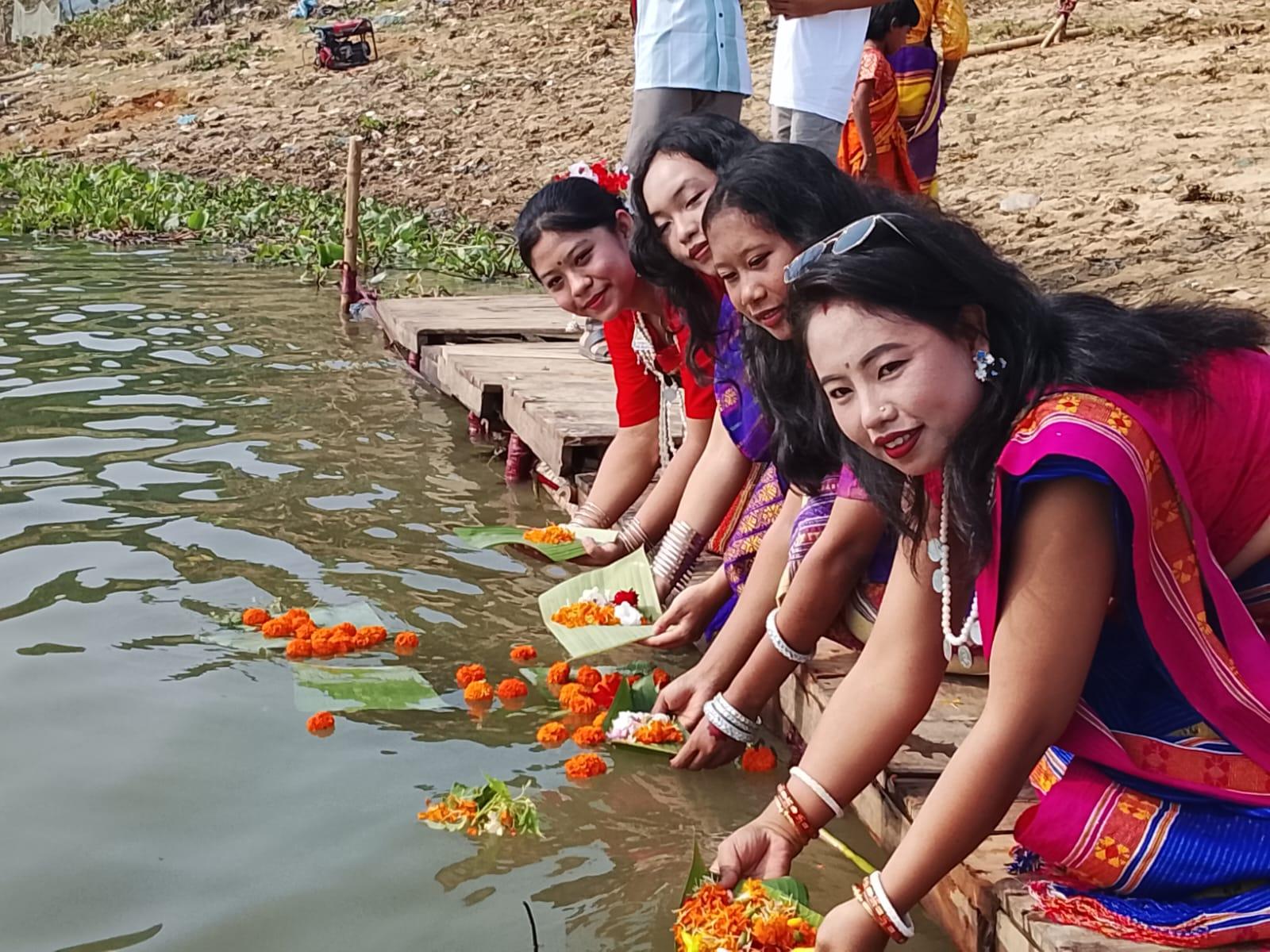 শান্তি, পাপমোচনের প্রত্যাশায় দেবী গঙ্গার উদ্দেশ্যে  ফুল নিবেদন পাহাড়ি সম্প্রদায়ের