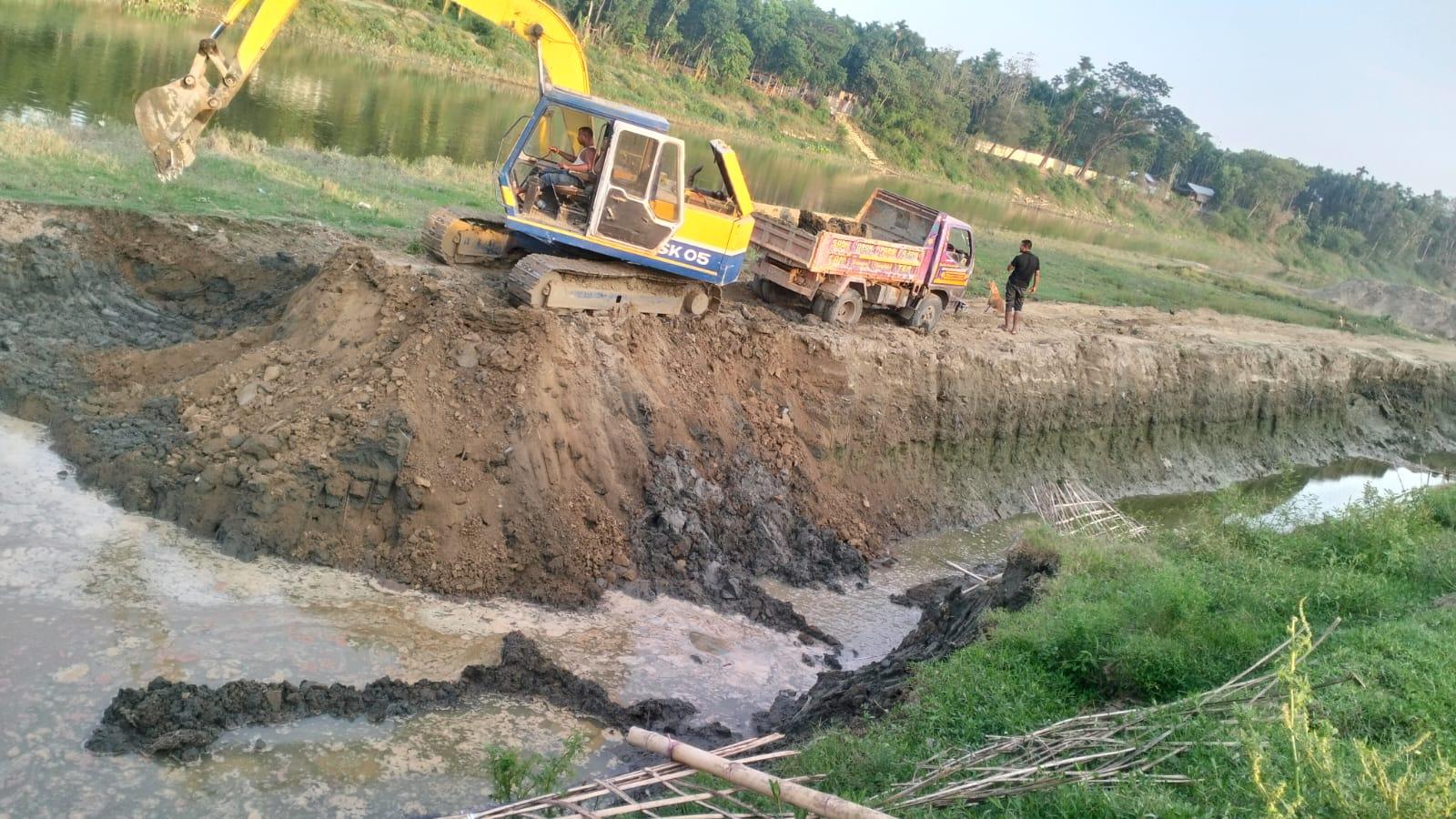 রামুতে ইজারার আড়ালে বালু দস্যুদের মাটি লুট নিষ্ক্রিয় প্রশাসন, ক্ষতিগ্রস্থ  জমির মালিক