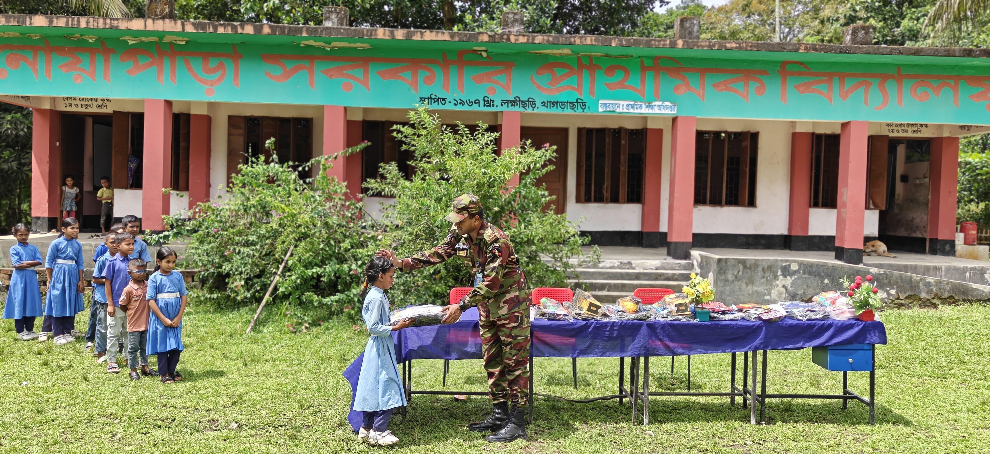 <p>দুর্গম জনপদে সেনাবাহিনীর শিক্ষা উপকরণ বিতরণ</p>

<p>&nbsp;</p>

<p>&nbsp;</p>