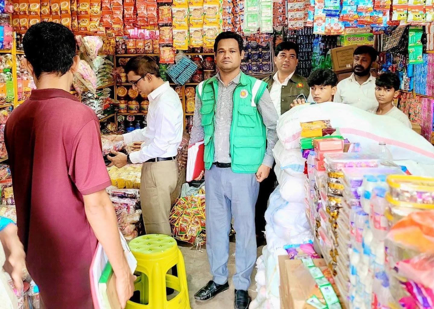 <h1>অস্বাস্থ্যকর পরিবেশে খাদ্য তৈরী ও অনুমোদন বিহীন পন্য বিক্রির বিরুদ্ধে ভোক্তা অধিকারের অভিযান : ১ লক্ষ ৪৩ হাজার জরিমানা&nbsp;</h1>