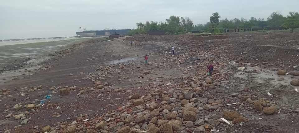 জলোচ্ছাসের ঝুকিতে উপকূলীয় বাসিন্দারা