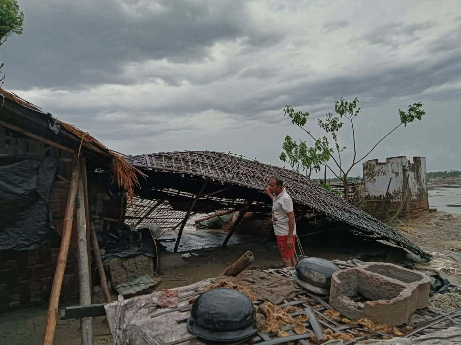 পেকুয়ায় কালবৈশাখীর ঝড়ে উড়ে গেলো লবণচাষির বাড়ি