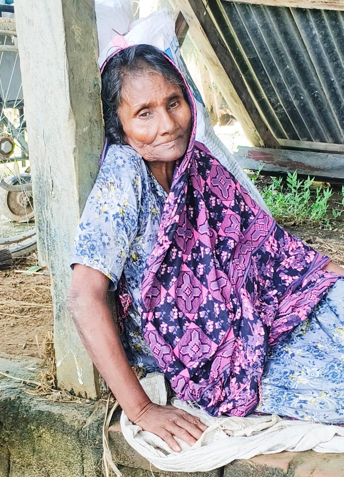 <h1>ঘর নেই, খাবার নেই, স্বজনও নেই&mdash;জরাজীর্ণ যাত্রীছাউনিতে ৭৫ বছরের অসুস্থ জহুরা</h1>
