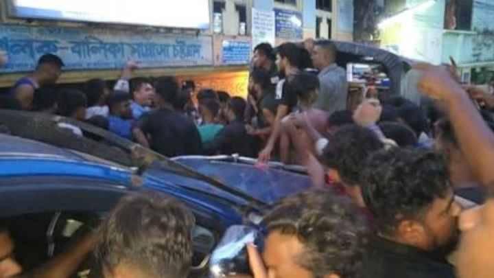 বাকলিয়ায় ৪ বছরের শিশুকে ধর্ষণ: গণপিটুনি থেকে কুলাঙ্গার ধর্ষককে  বাঁচাল পুলিশ