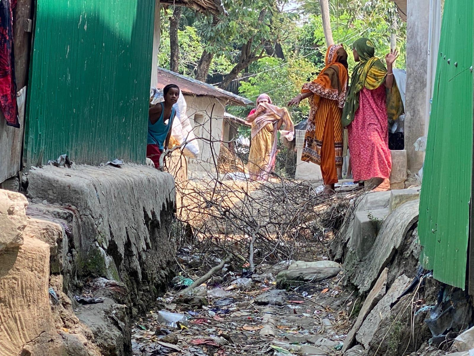পথ আটকে দিয়েছেন প্রতিবেশীরা, ভোগান্তিতে ১০০ পরিবার
