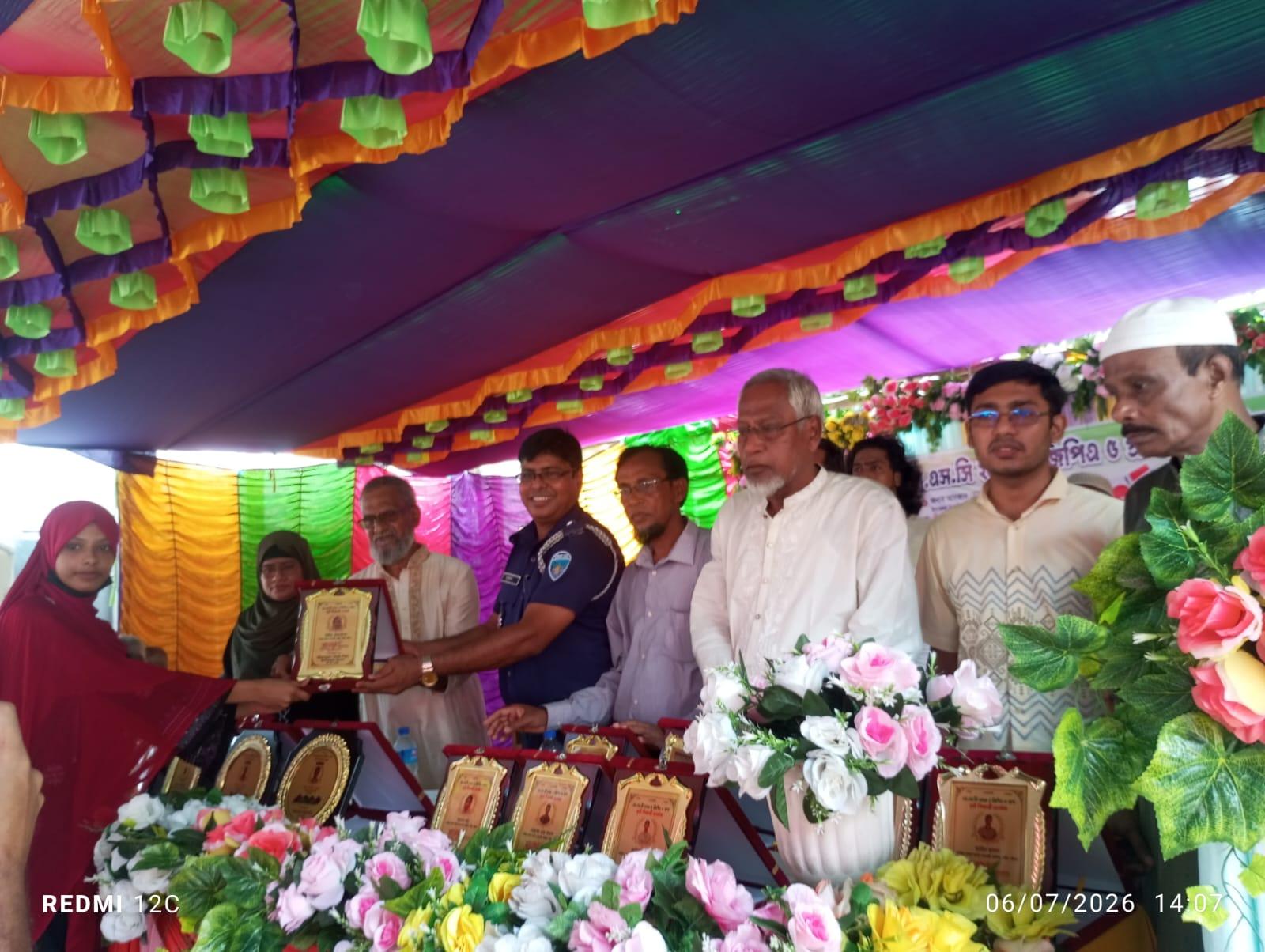 উত্তর সন্দ্বীপের ১৭ কৃতী শিক্ষার্থীকে সংবর্ধনা যুক্তরাষ্ট্র প্রবাসী সমাজসেবক মনিরুজ্জামান চৌধুরী শিমুলের ব্যতিক্রমী উদ্যোগ
