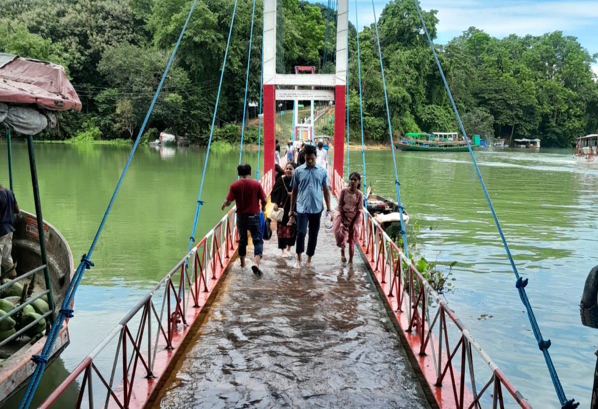 <h1>ডুবে গেছে রাঙামাটির ঝুলন্ত সেতু, পর্যটক চলাচলে নিষেধাজ্ঞা</h1>
